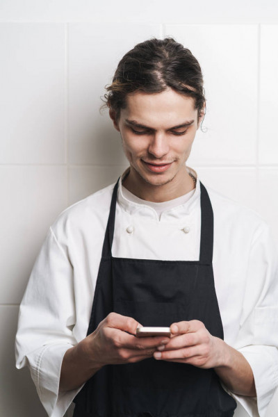 ¿Hacia dónde miran los cocineros jóvenes?